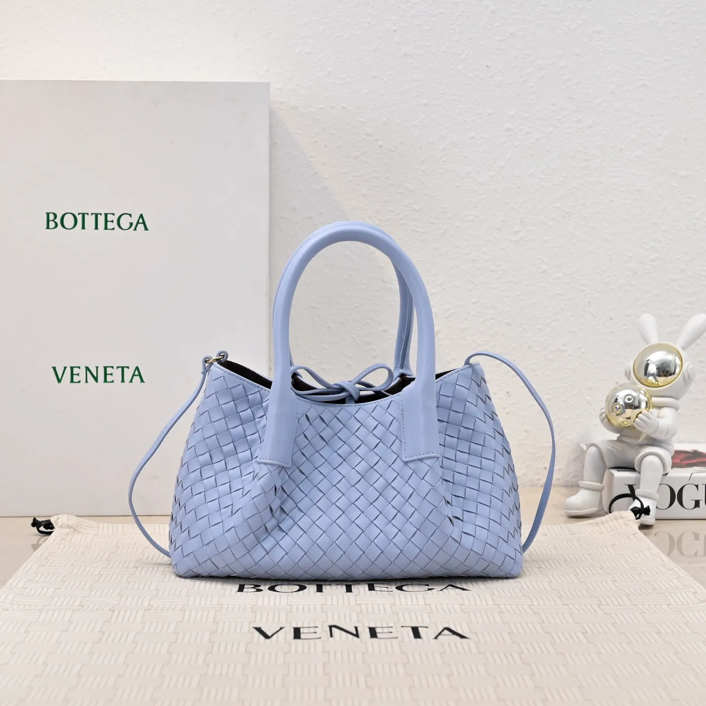 Batch 1760 BOTTEGA VENETA 2025 new product pinacoteca has super soft leather, and the weaving function, practicality and relaxed fashion sense have not fallen behind❤️‍🔥Amway has given sisters a must-have bag when going out. The size of the bag also accurately meets the commuting needs of urban beauties. It can accommodate mobile phones, keys, lipstick, powder, sunscreen, shopping bags...all of it! ! ! 🔥The capacity should not be underestimated~ It does not choose people, clothes, or occasions. With its majestic curved outline, exquisite woven texture, delicate edges and rounded handles, this woven vegetable basket bag truly achieves the goal of "dressing up and being fashionable without getting in the way"~ Are you interested in Jimei? Style number: 9004 Size: 24*15*12cm